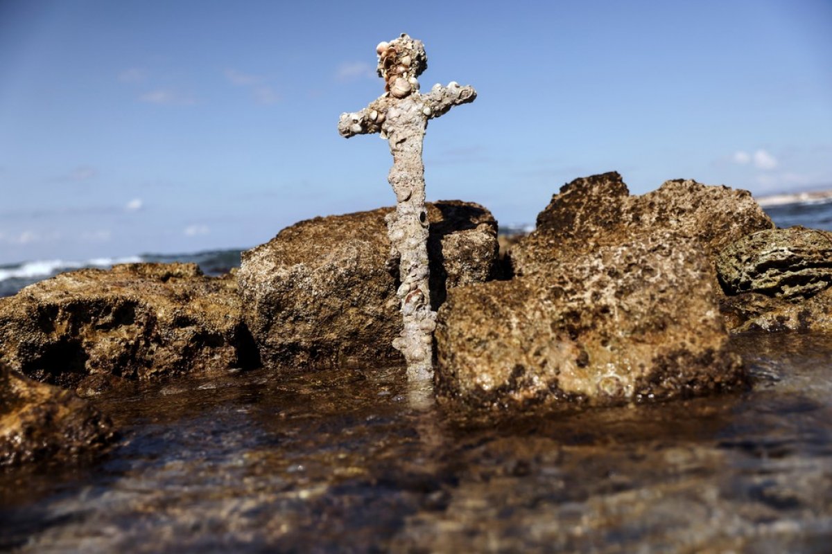Mergulhador encontra espada que pode ser das Cruzadas e ter mais de 900 anos no mar em Israel