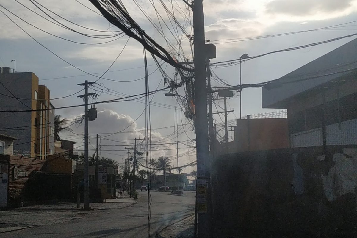 Vídeo: Fios de postes pegam fogo no bairro de Boca do Rio, em Salvador