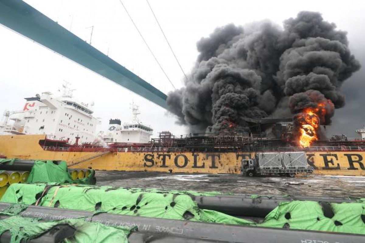Navio que transportava petróleo explode na Coreia do Sul