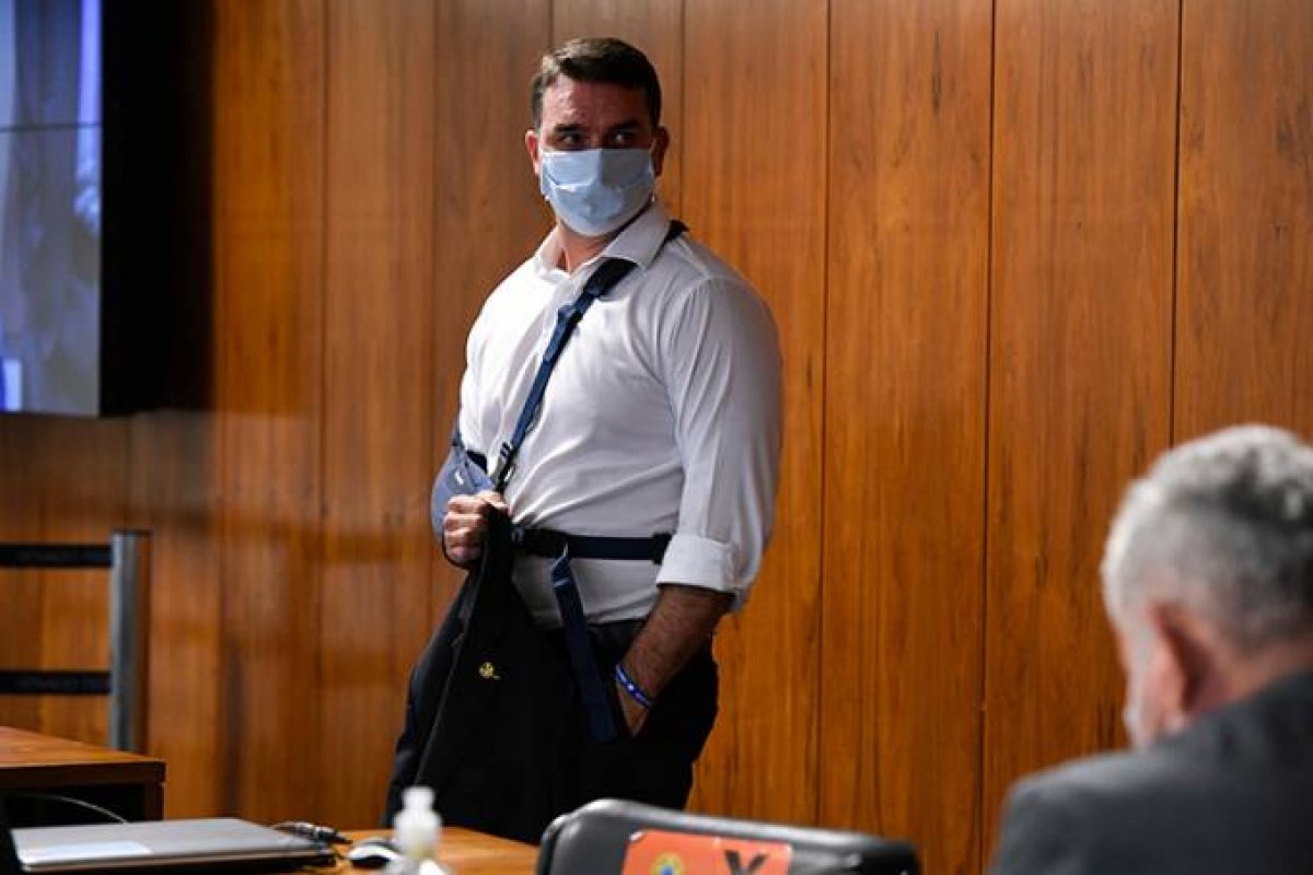 Flávio Bolsonaro diz que Renan Calheiros 'mancha o nome do Senado'