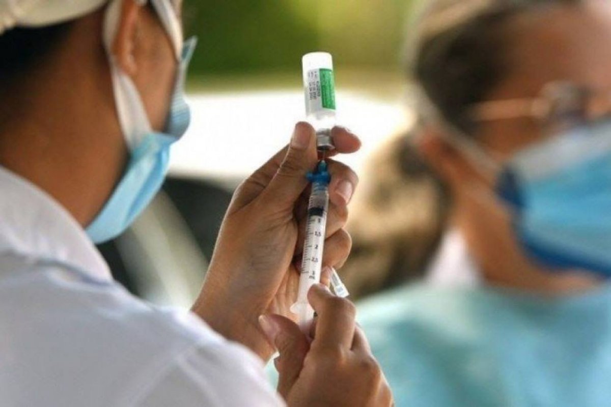 Entre vacinados, apenas pessoas muito idosas e com doenças pré-existentes correm mais risco de morte por covid, diz estudo