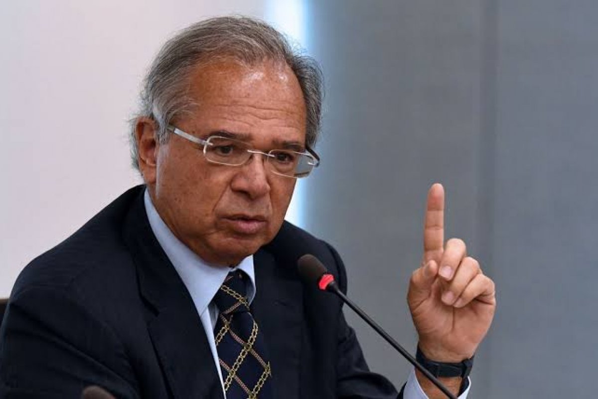 Por auxílio, Guedes defende 'licença' para furar teto de gastos