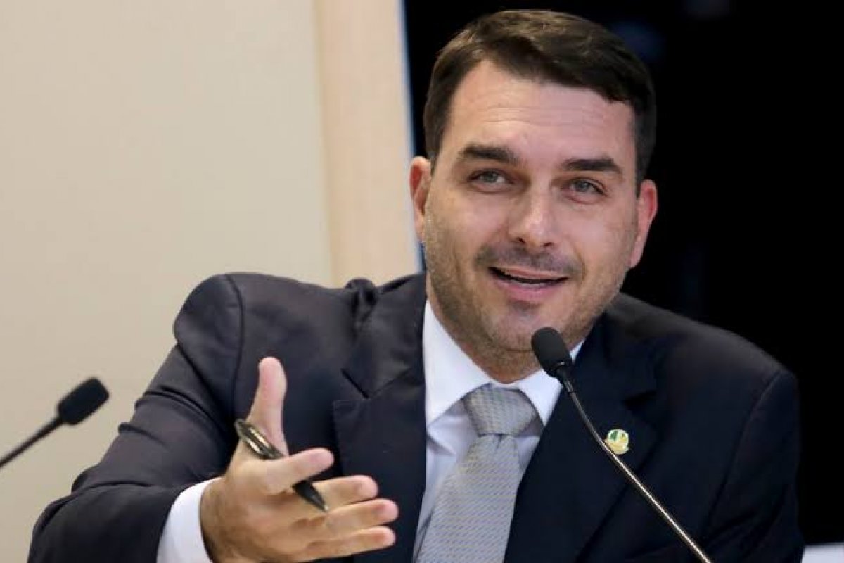 Flávio Bolsonaro vai acionar PGR contra Renan Calheiros 