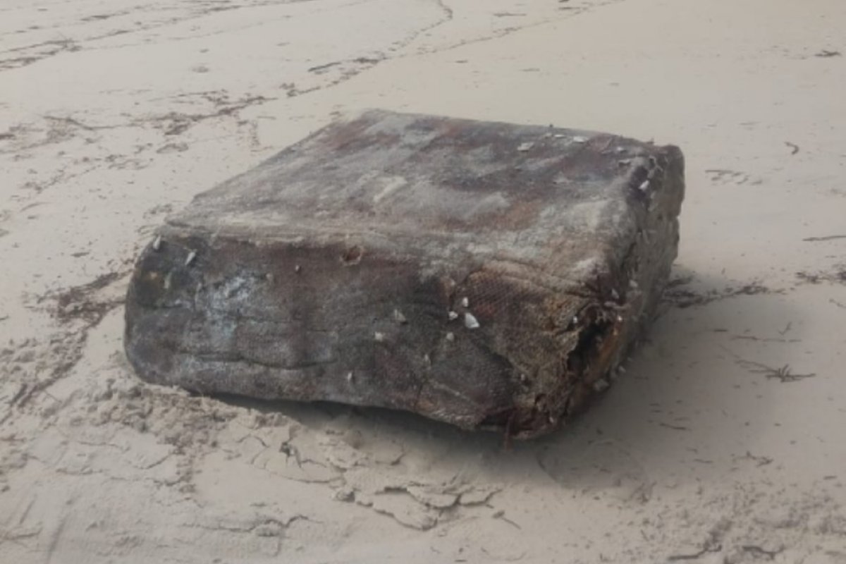 Novo fardo de navio nazista aparece em praia de Una, no sul da Bahia