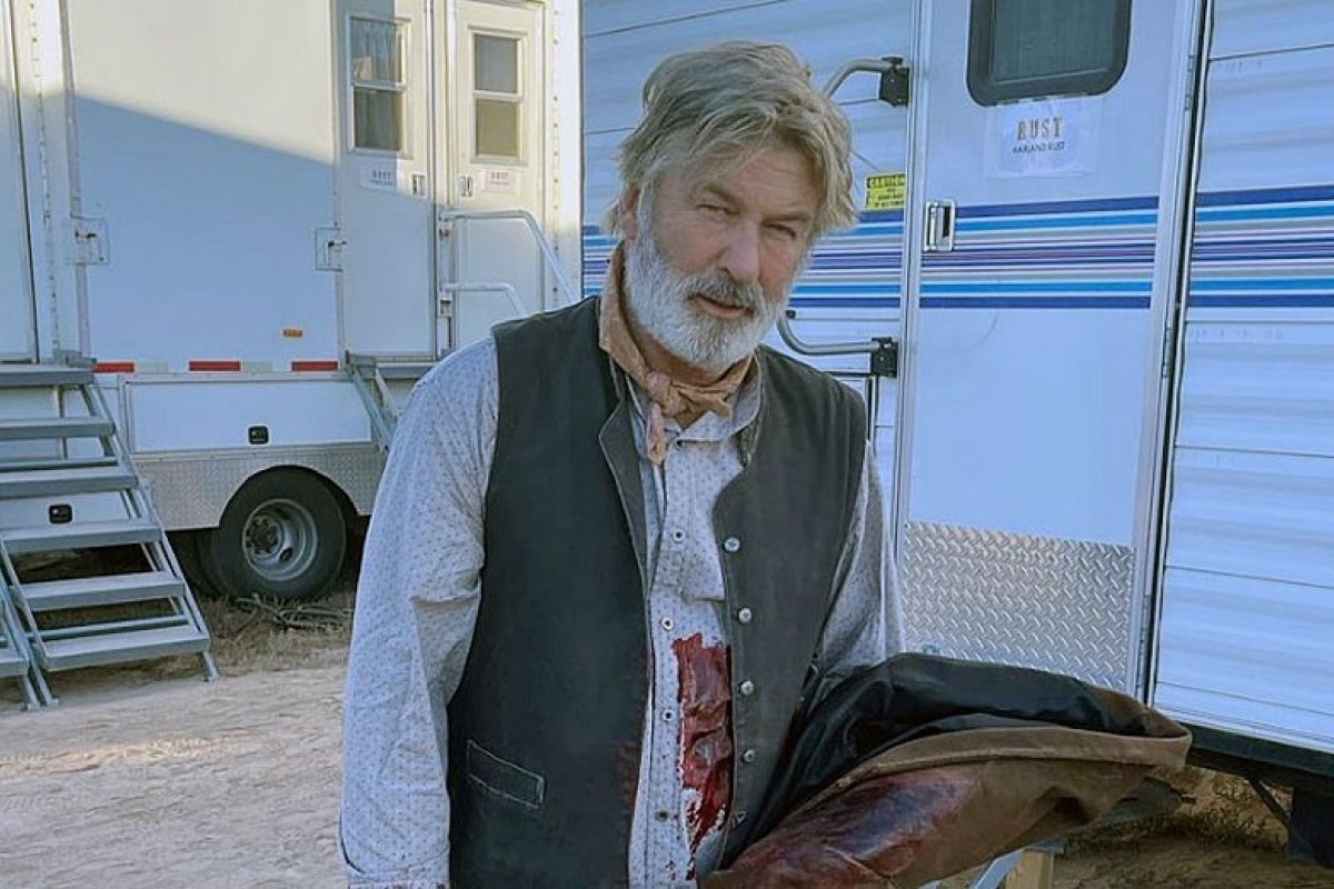 Alec Baldwin mata acidentalmente diretora de fotografia com arma cenográfica e fere diretor de filme