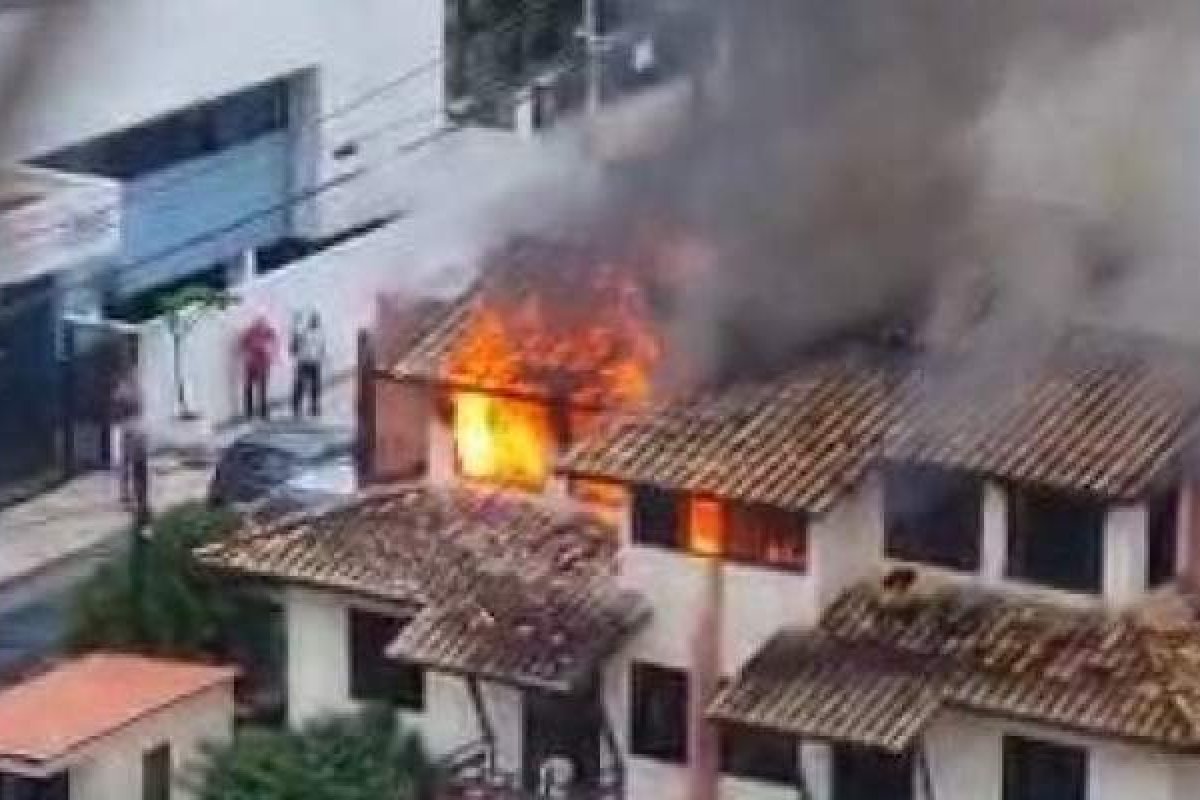 Vídeo: incêndio atinge casa em Jardim Armação, em Salvador