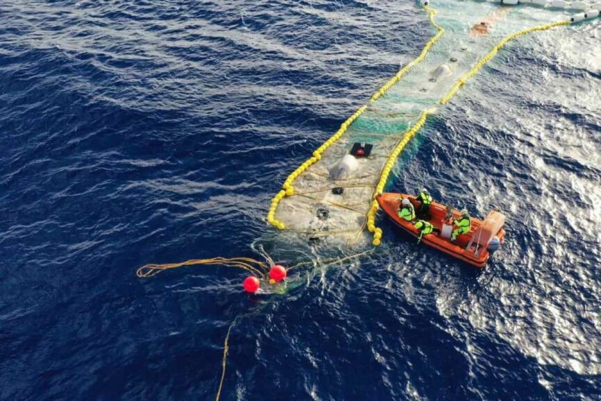 Barca sustentável retira 9.000 kg de plástico descartado no oceano