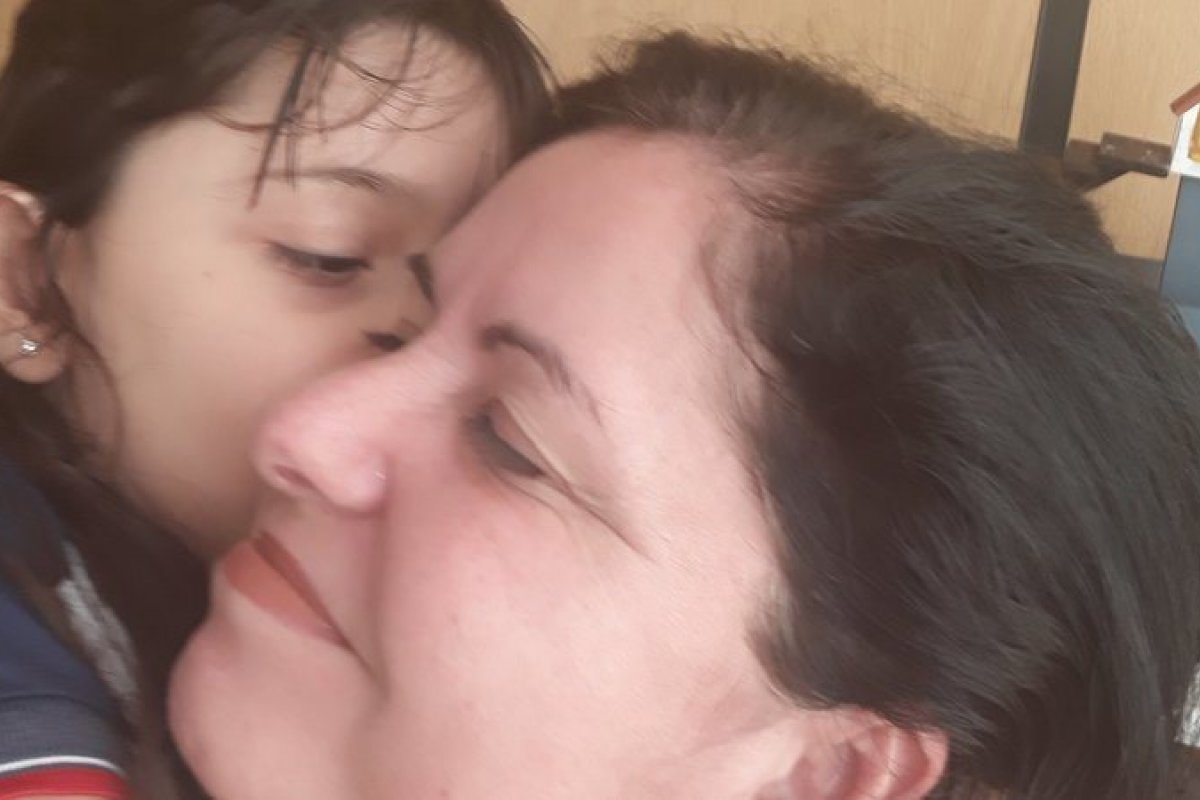 Mãe acusada de alienação parental faz abaixo-assinado para reconquistar guarda da filha 