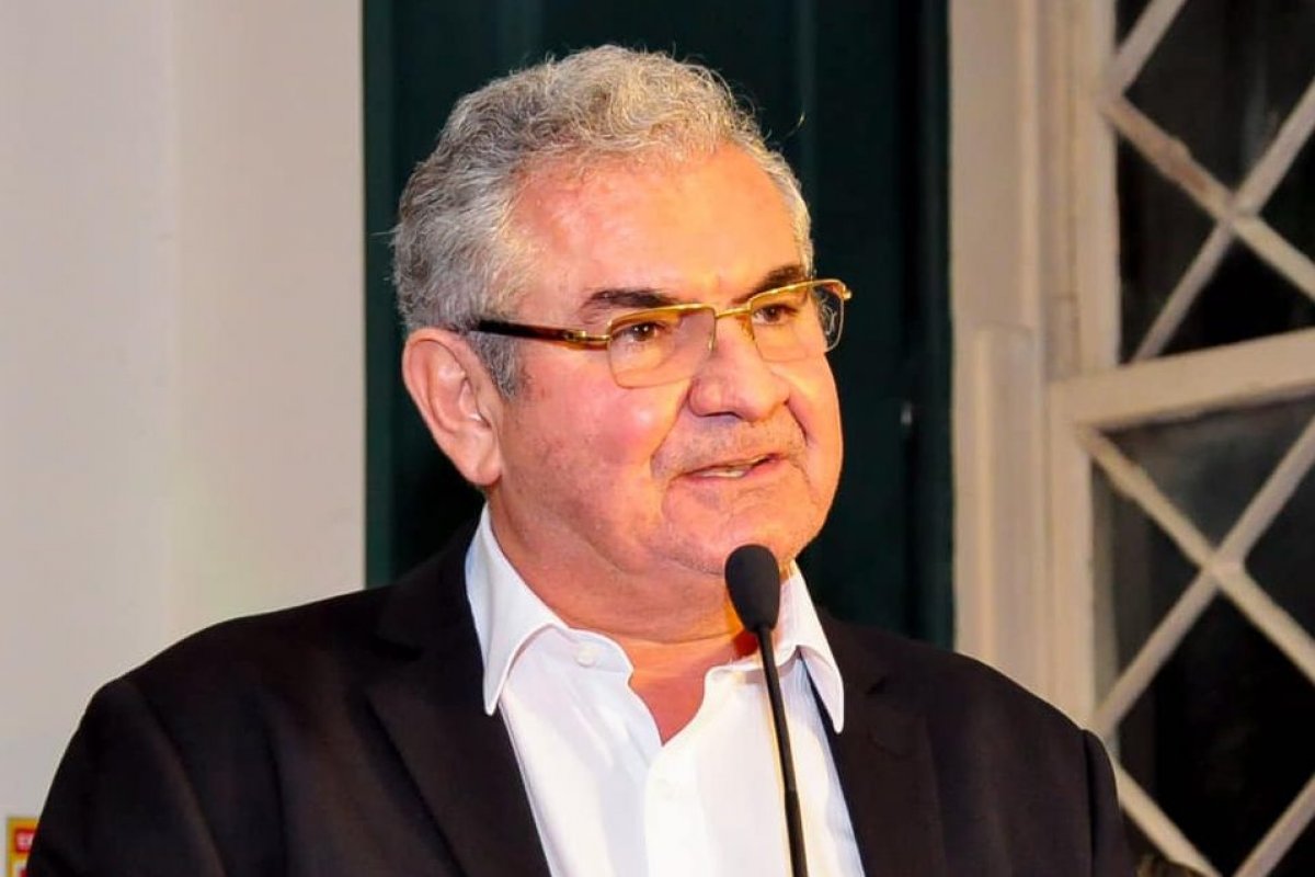 Folha aponta que o senador Coronel gastou R$ 566 mil de verba pública em firmas da família 