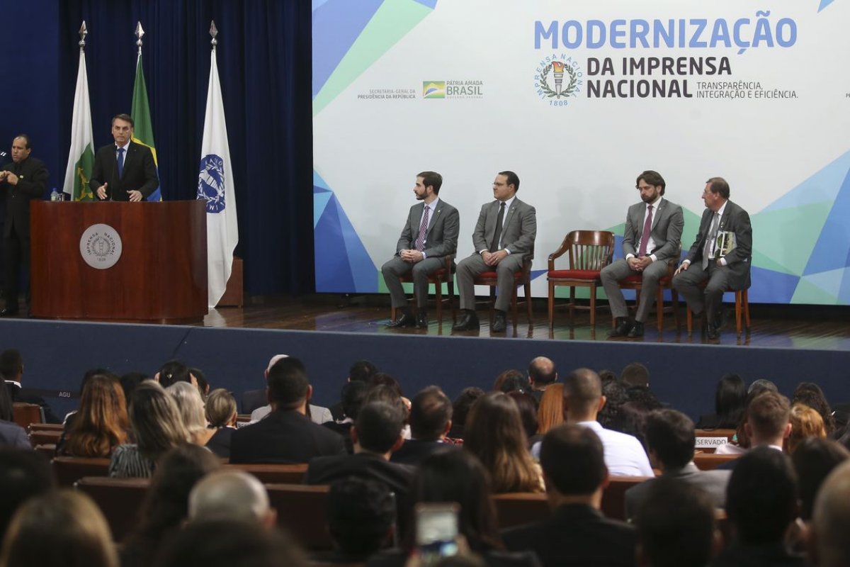 Presidente assina decreto que torna gratuita publicações de órgãos federais no DO