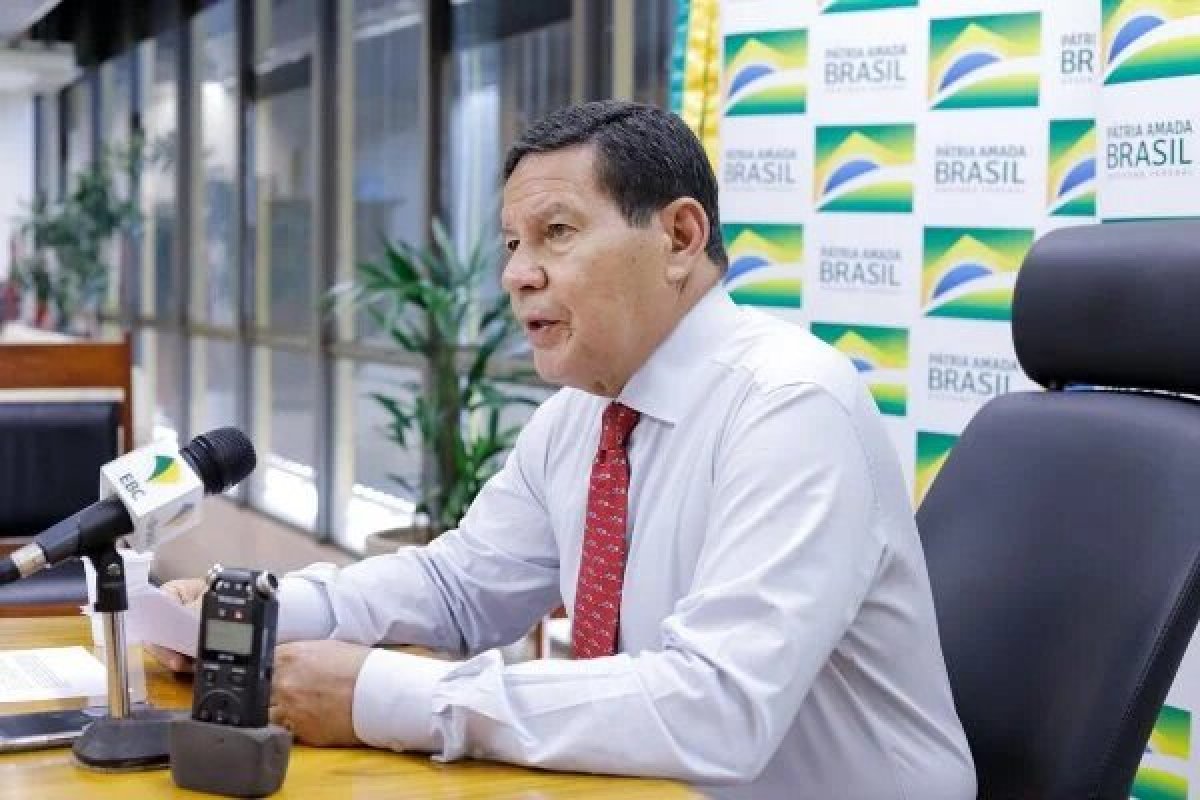 “Não tem solução mágica”, diz Mourão sobre alta dos combustíveis 