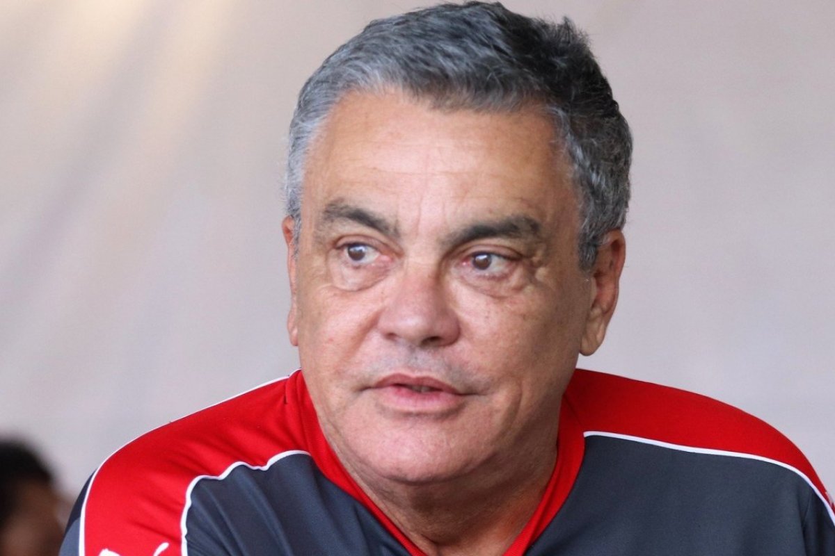 Após protesto, Paulo Carneiro critica torcida organizada nas redes sociais