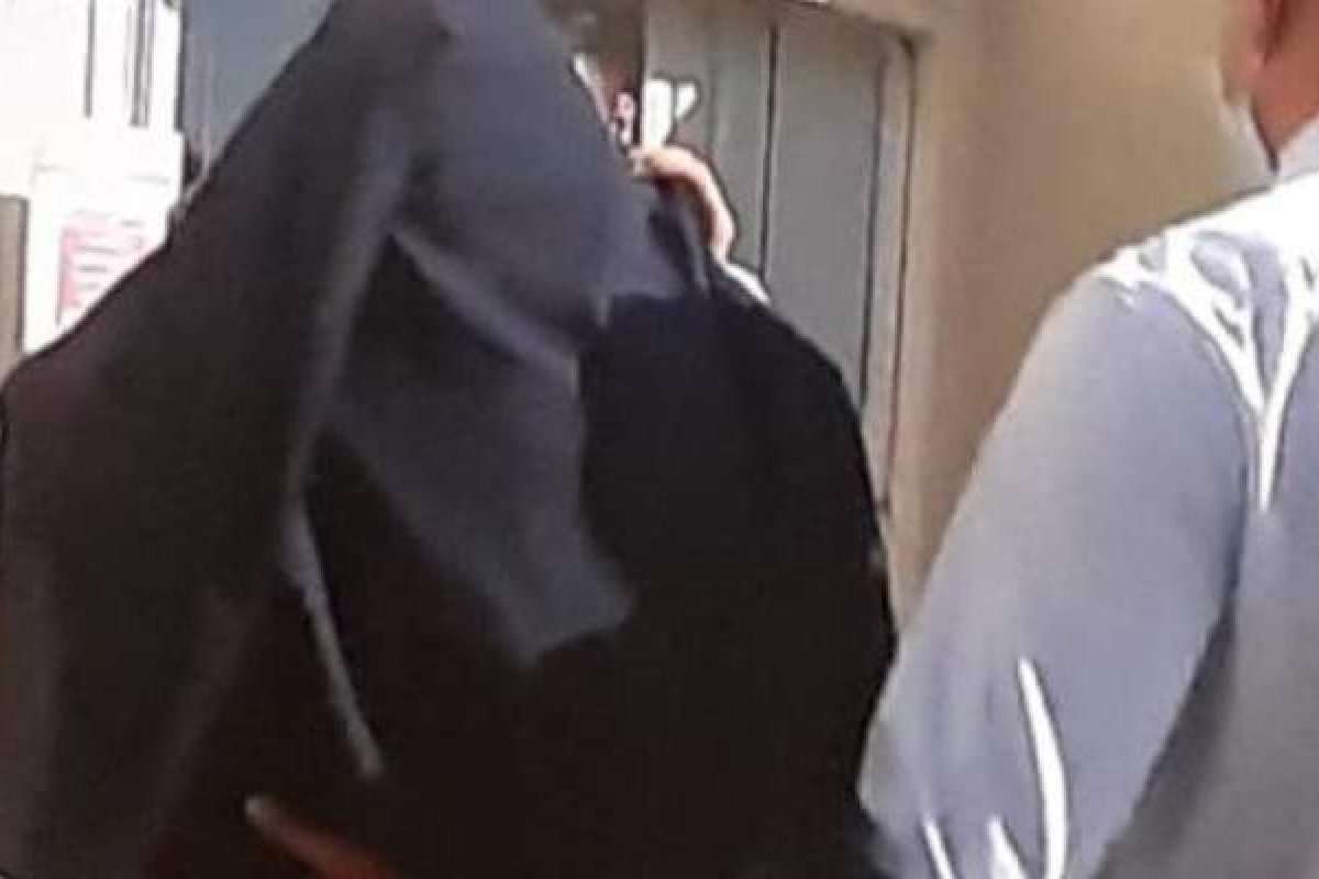 Caso babá no Imbuí: empresária chega ao fórum para colocar tornozeleira eletrônica