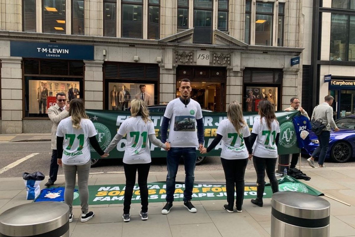 Jogador Neto e viúvas de mortos no acidente da Chape protestam em Londres pela falta de indenizações
