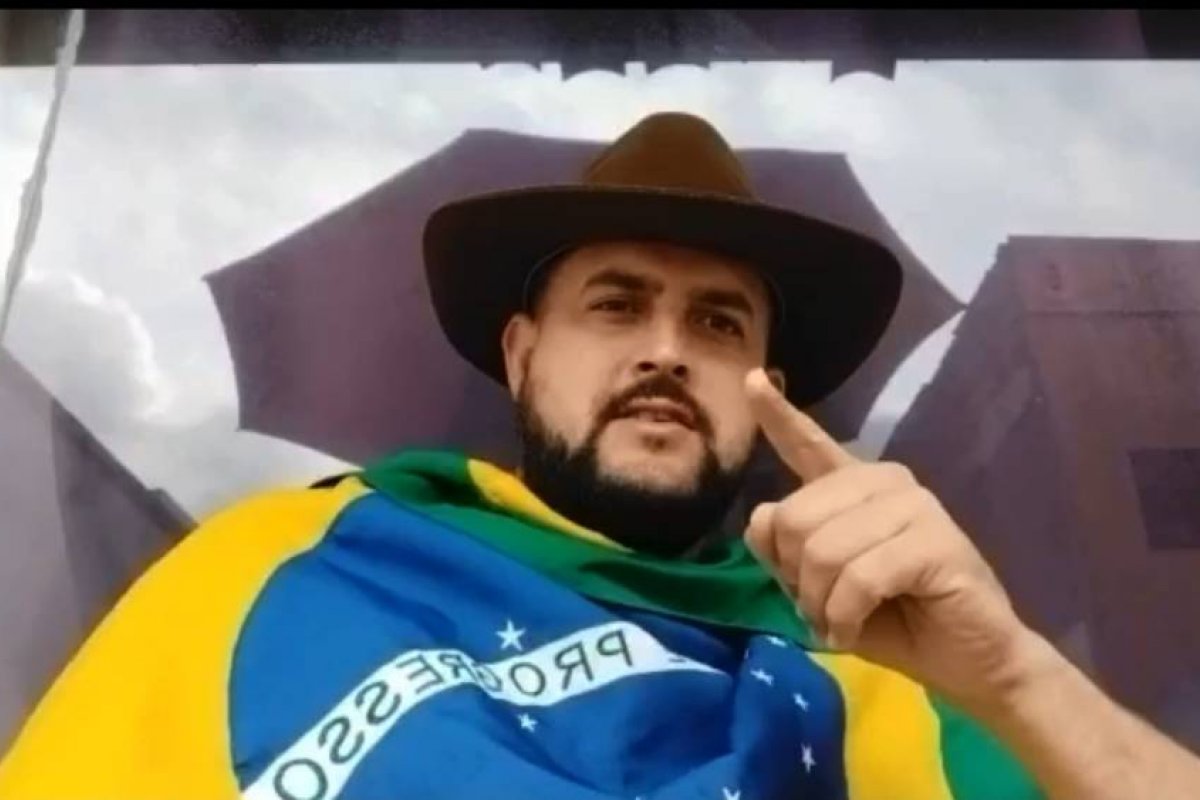Foragido há quase 2 meses, Zé Trovão volta ao Brasil e se entrega à Polícia Federal