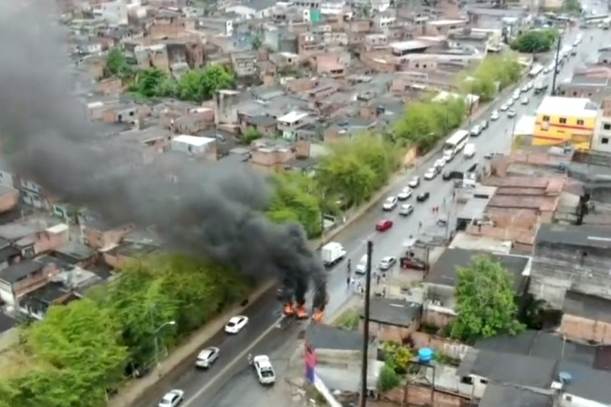 Trabalhadores realizam protesto contra aumento do preço da gasolina em Salvador