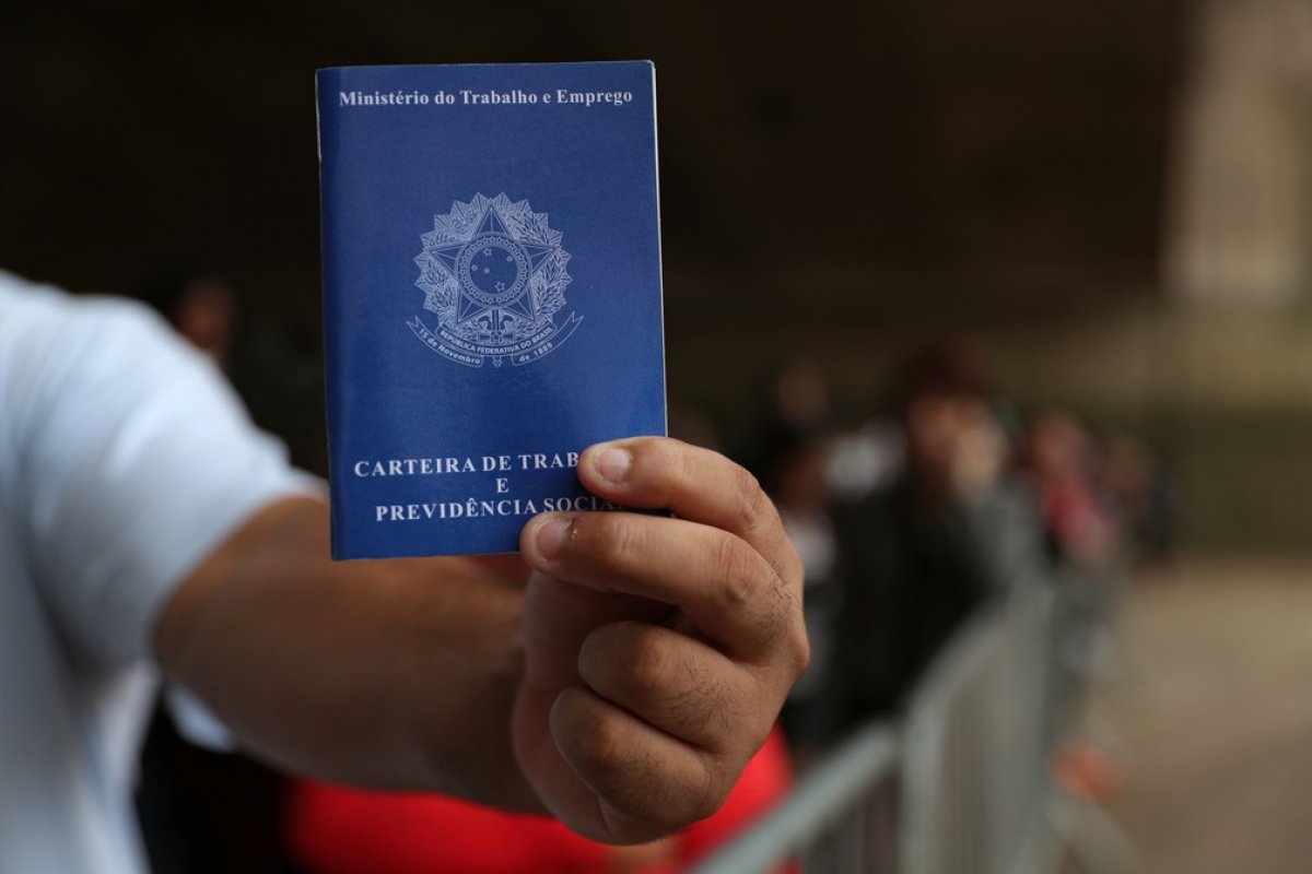 Desemprego fica em 13,2% em agosto, mas ainda alcança 13,7 milhões, diz IBGE