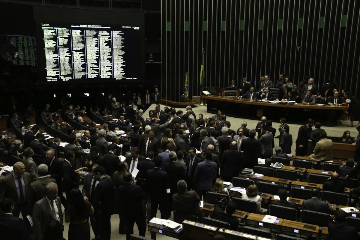 Com expansão do teto de gastos, parlamentares querem R$ 16 bi para emendas de relator 
