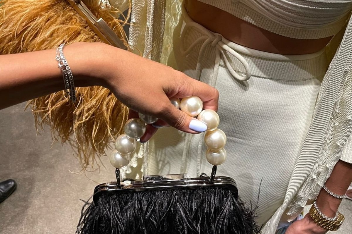 A volta das plumas é tendência de moda   para primavera/verão em 2021