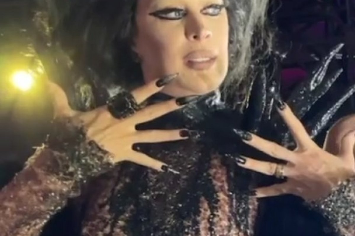 Claudia Raia surge de 'Elvira' a rainha das trevas em festa de Halloween da Sephora Brasil 