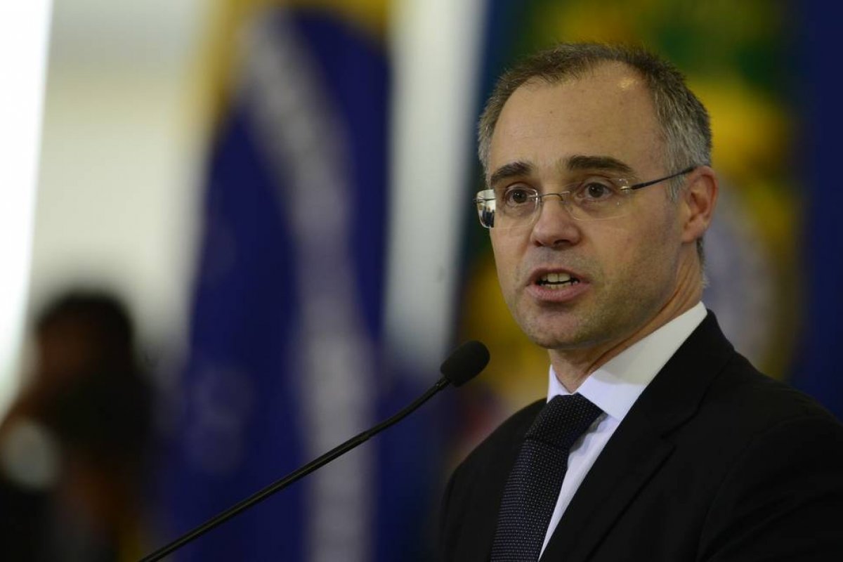 Bolsonaro volta a criticar Alcolumbre por demora para sabatinar André Mendonça na CCJ