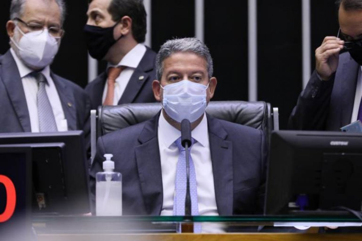 Lira alertou Aziz sobre deputados bolsonaristas em relatório, diz TV