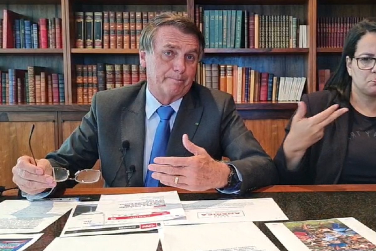"Não foi fake news, foi reprodução de matérias de revistas científicas", afirma Bolsonaro sobre fala que relaciona vacinas a Aids