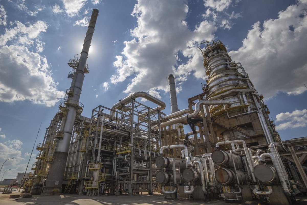 Maior refinaria da Petrobras tem menor produção do ano diante da alta demanda por combustível