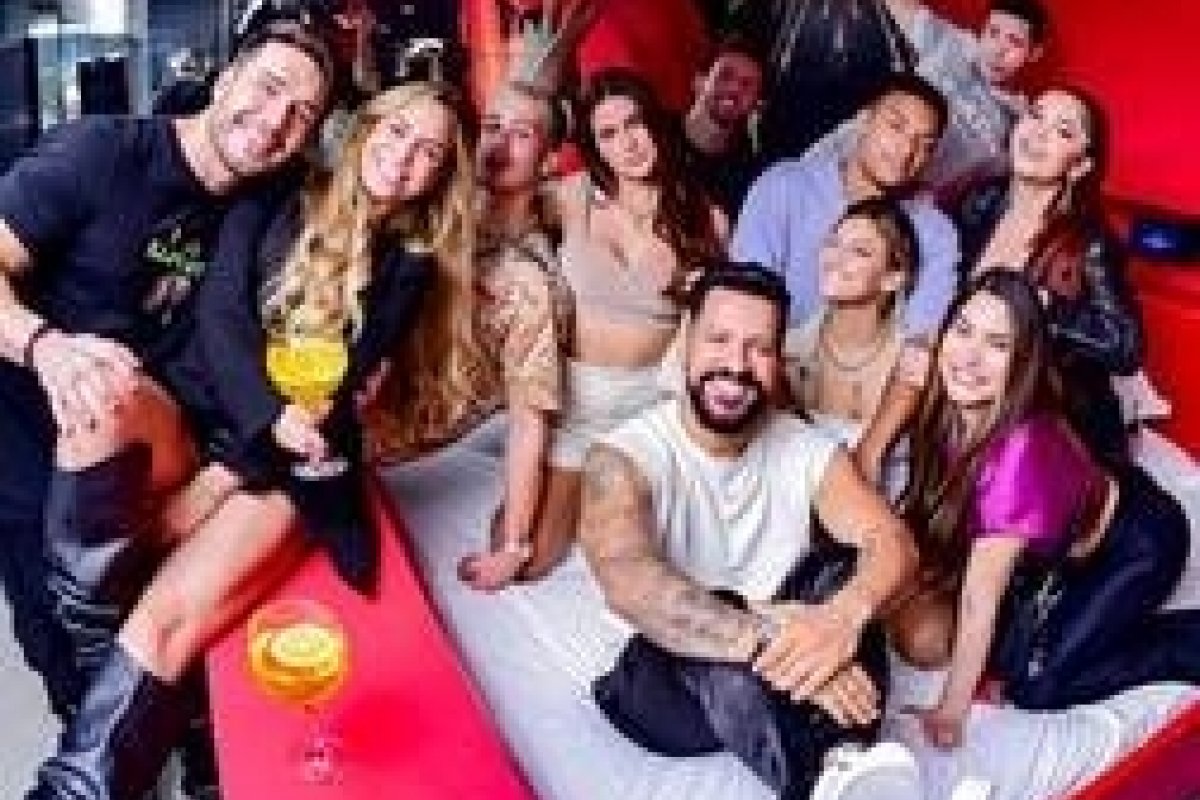 Dennis comemora lançamento da música “Modo Avião”, com festa em motel 