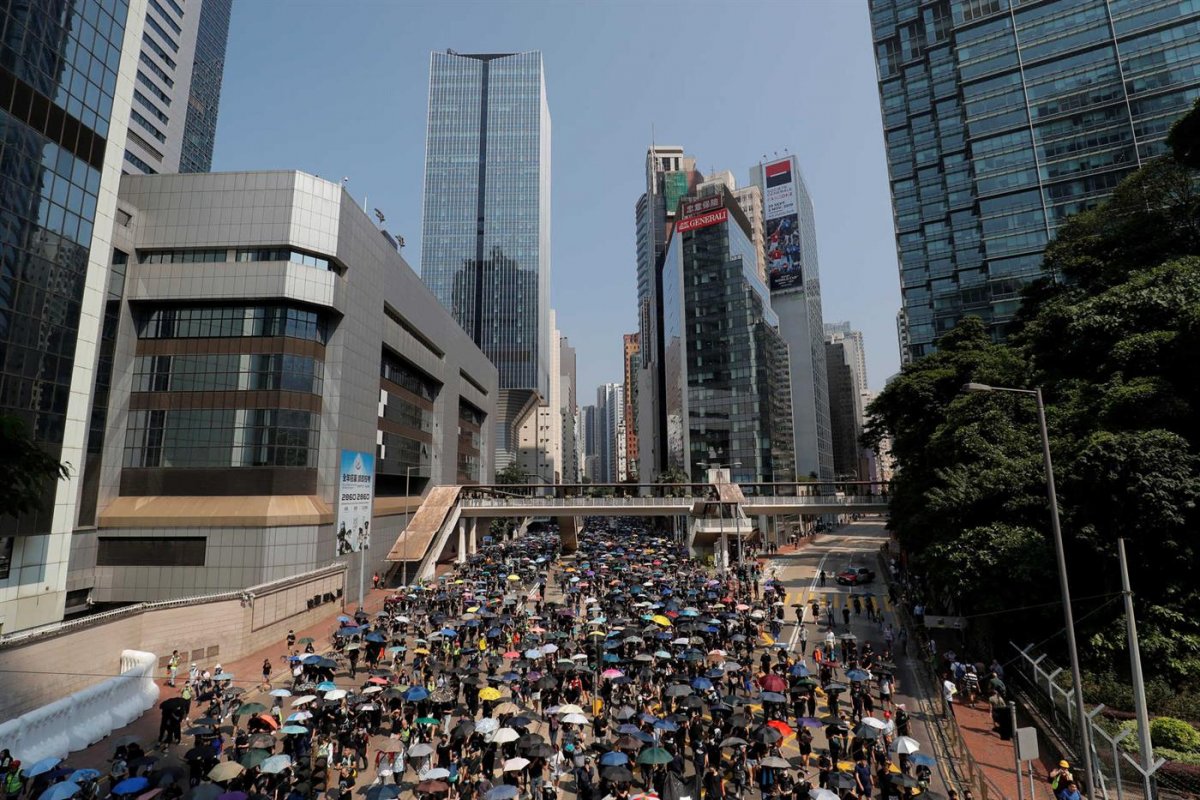 Protesto em Hong Kong desafia proibição policial