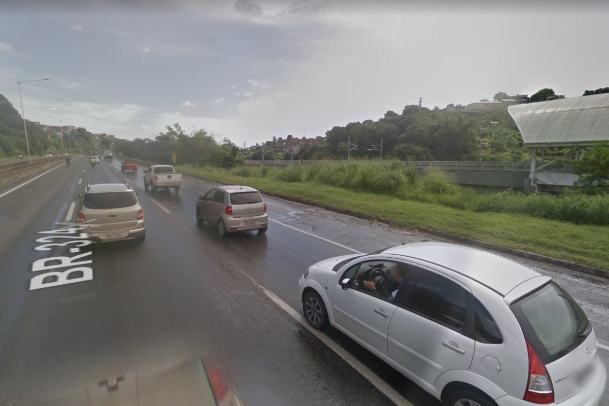 Batida deixa trânsito lento na BR-324, em Salvador