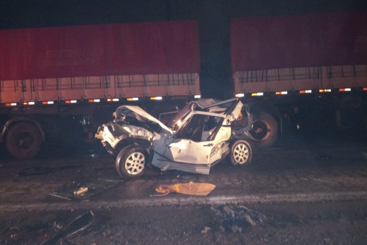 Uno é prensado por duas carretas em acidente em MT, e motorista sobrevive 