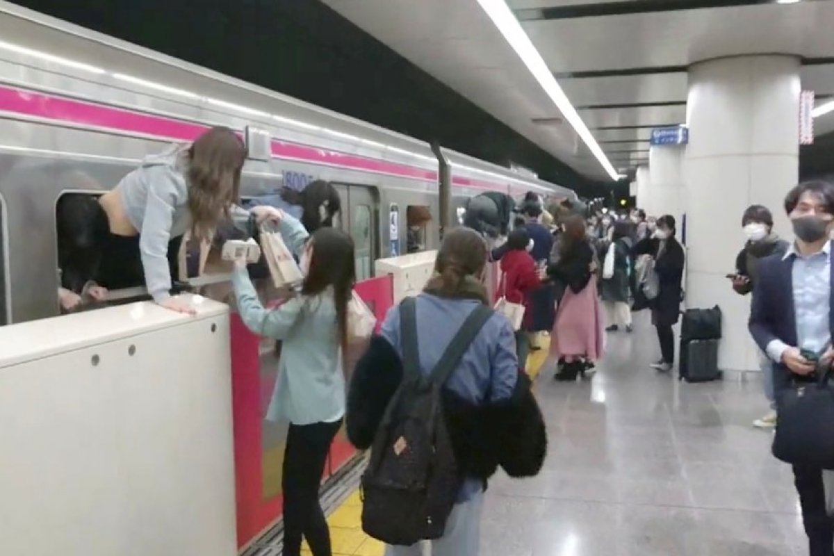 Homem com faca ataca passageiros em trem de Tóquio, no Japão