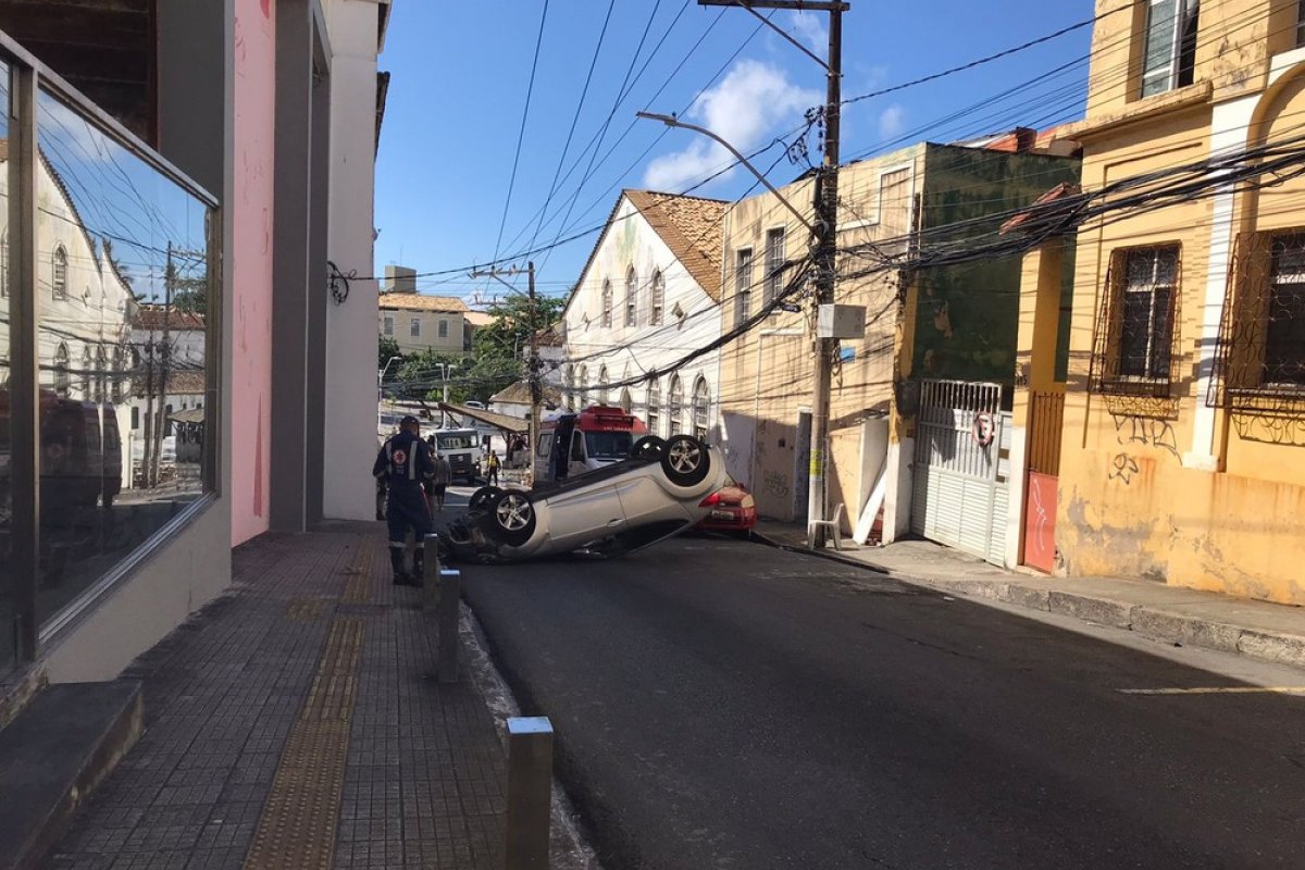 Após se distrair com celular, motorista capota carro na Avenida Cardeal da Silva, em Salvador 