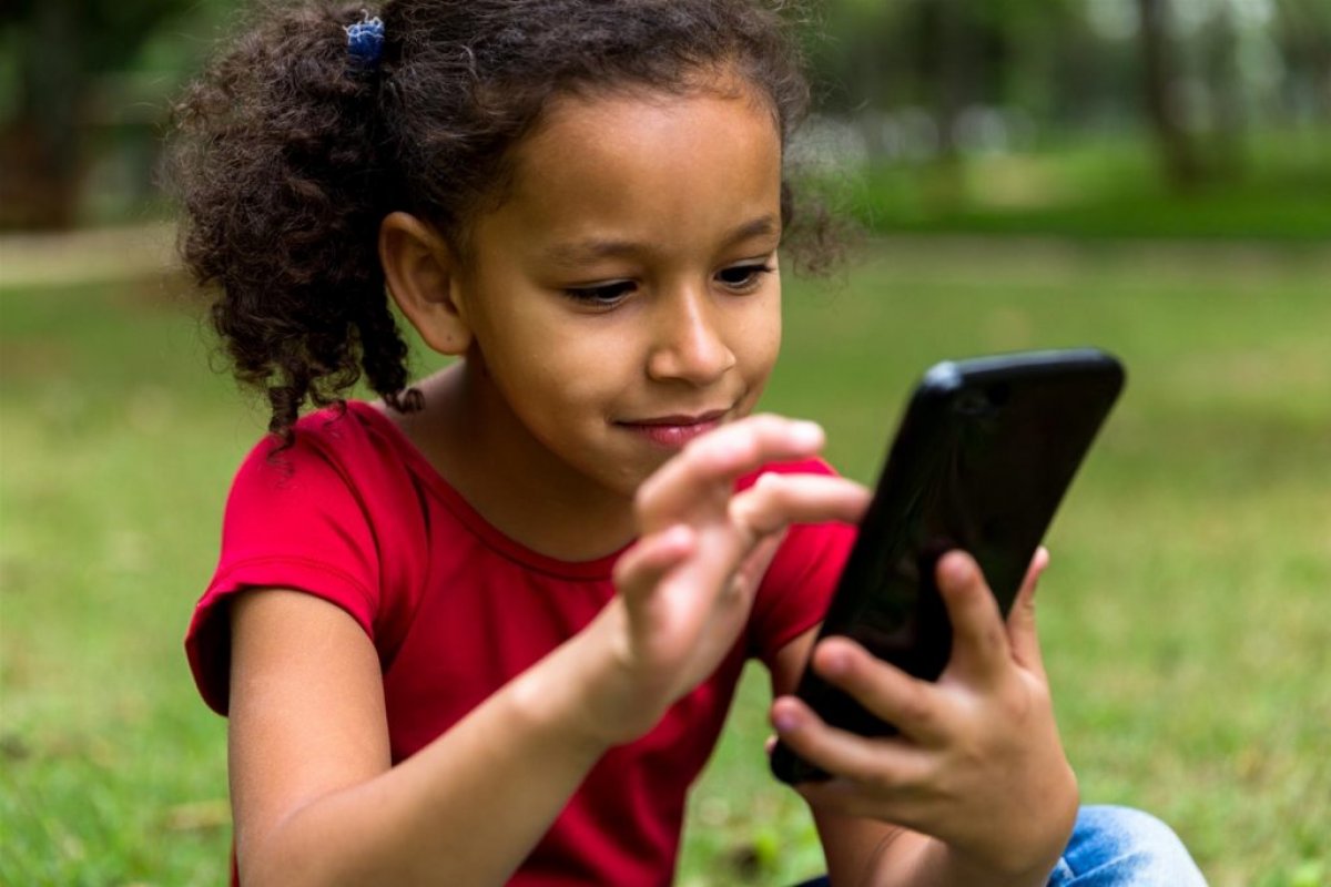 Cresce o número de crianças com smartphone próprio em 2021, diz pesquisa 