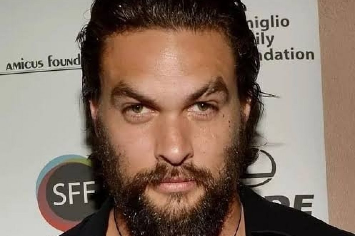 Após evento em Londres, Jason Momoa testa positivo para Covid-19 