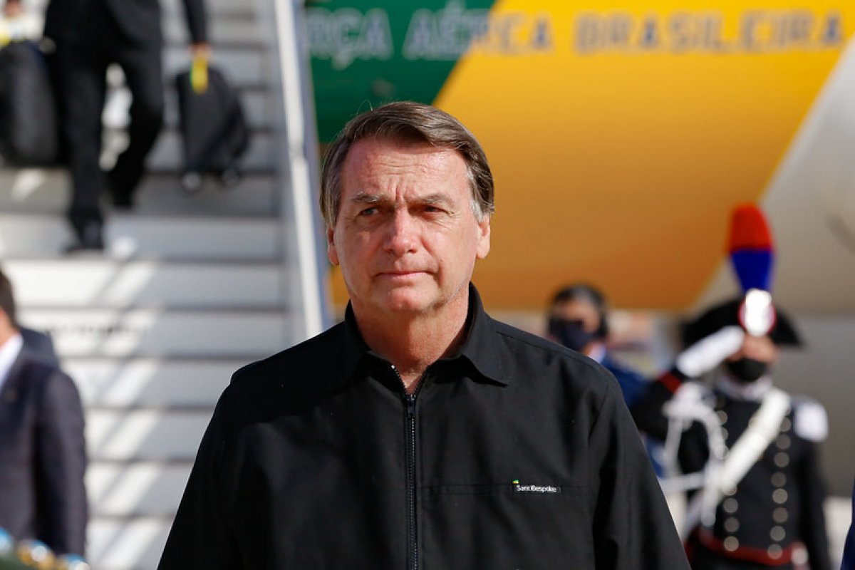 Estratégia digital rende a Bolsonaro mais seguidores nas redes sociais que principais rivais 