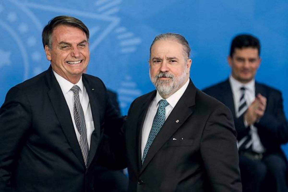 Senadores querem convocar Aras por ignorar relatório da CPI 