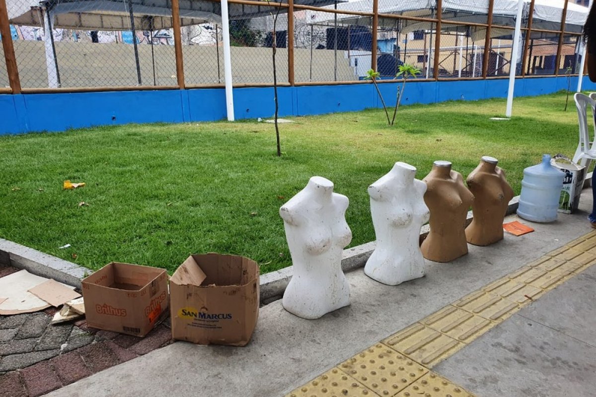 Beneficiários usam manequins para guardar vaga em fila de recadastramento do CadÚnico