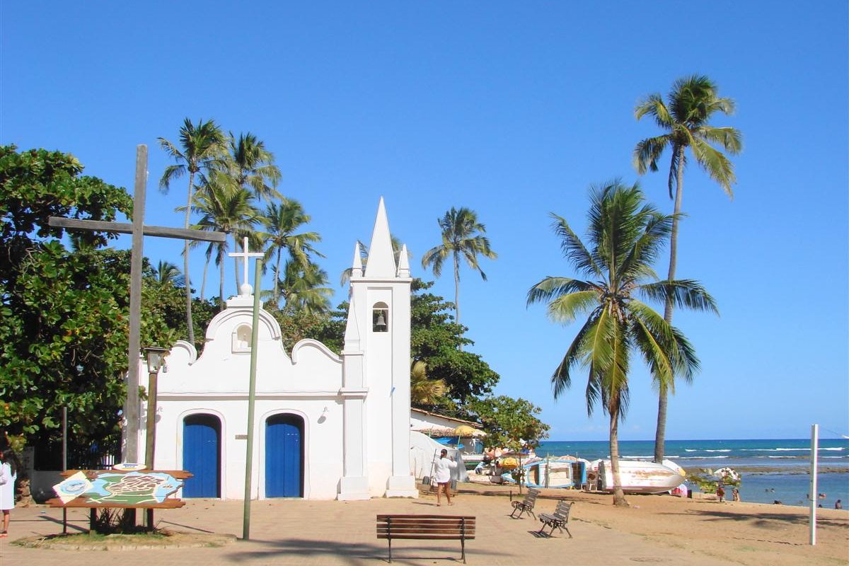 Praia do Forte retira exigência do uso de máscara em espaço aberto