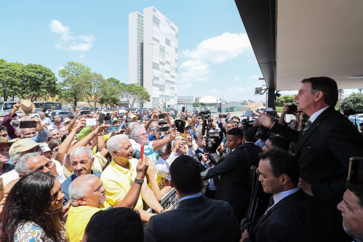 Em discurso improvisado, Bolsonaro critica fala estrangeira relacionada à Amazônia
