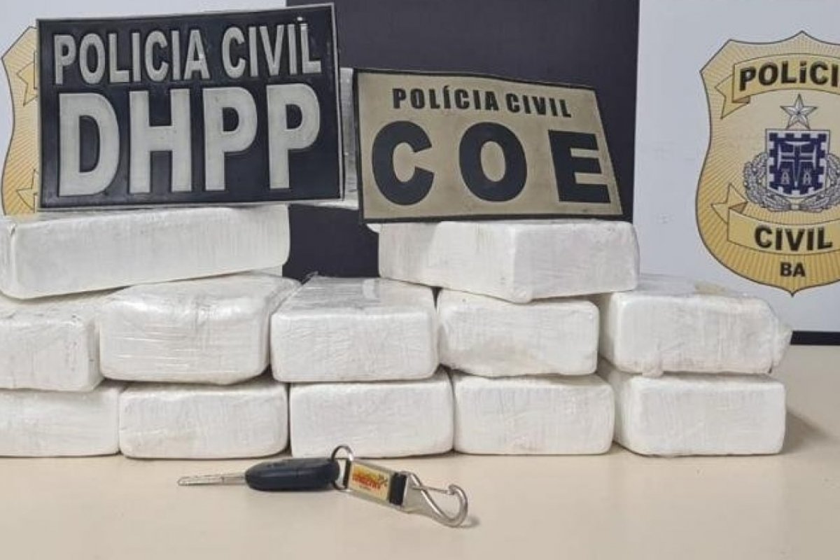 Polícia apreende em carro 13 tabletes de cocaína avaliado em R$ 300 mil 