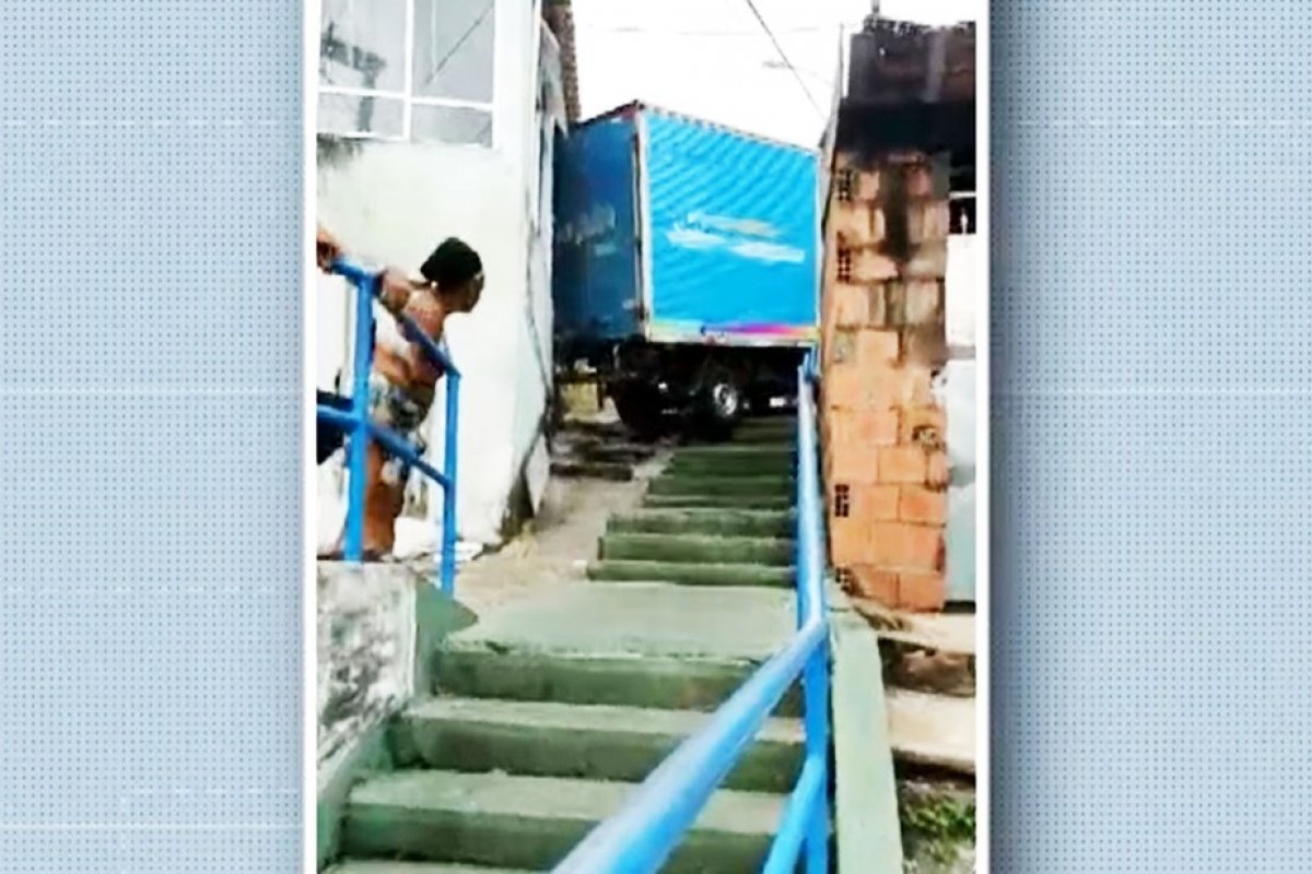 Caminhão de entregas invade casa no Alto das Pombas, em Salvador 