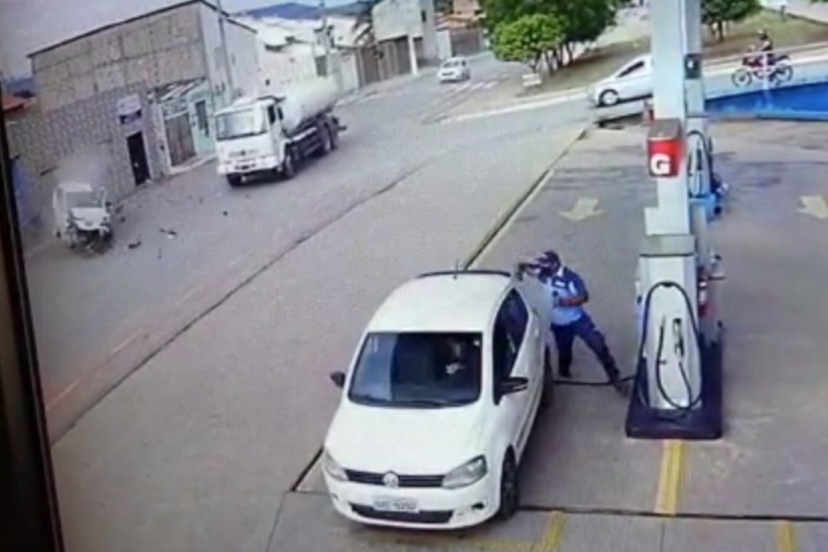 Motorista faz ultrapassagem irregular e bate carro em muro na cidade de Barreiras, oeste da Bahia