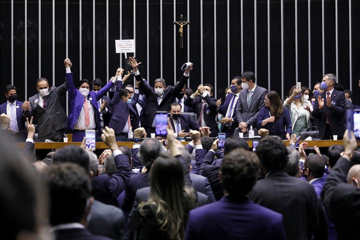 Deputados acionam STF para anular aprovação da PEC dos Precatórios