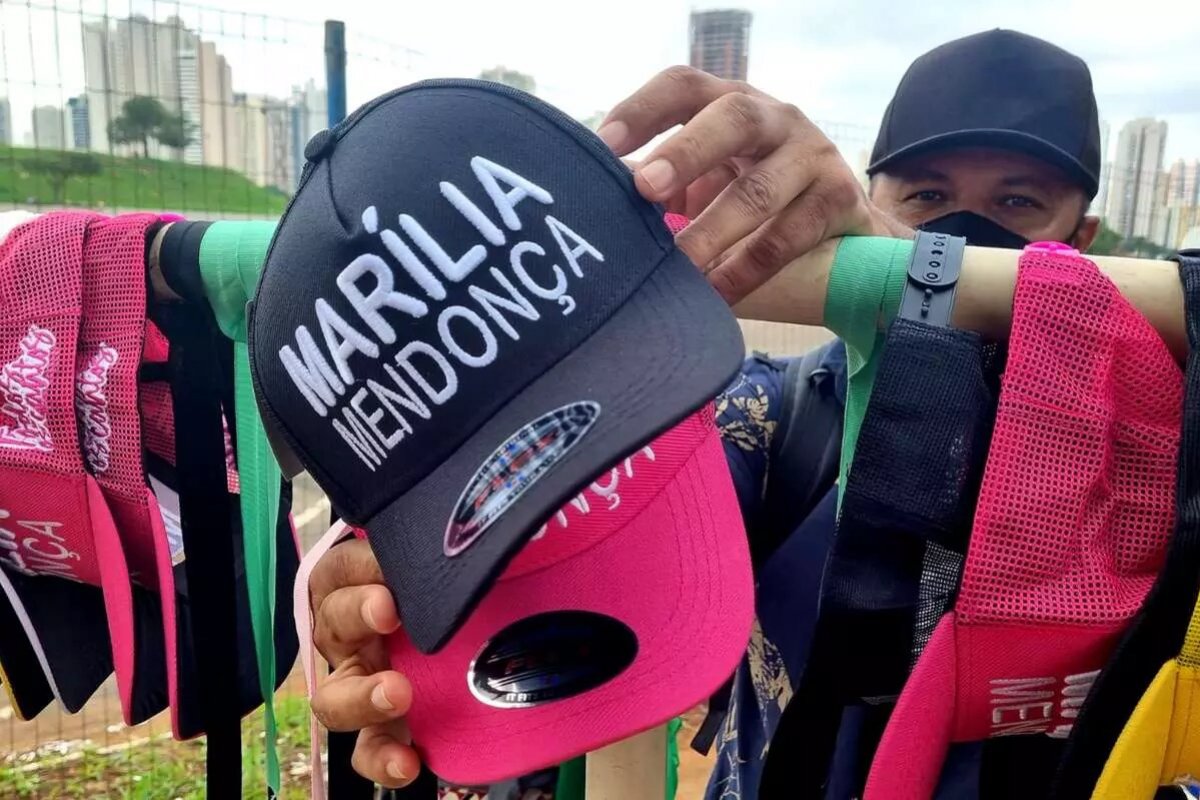 Fãs de Marília Mendonça acampam em Goiânia para se despedir da artista 