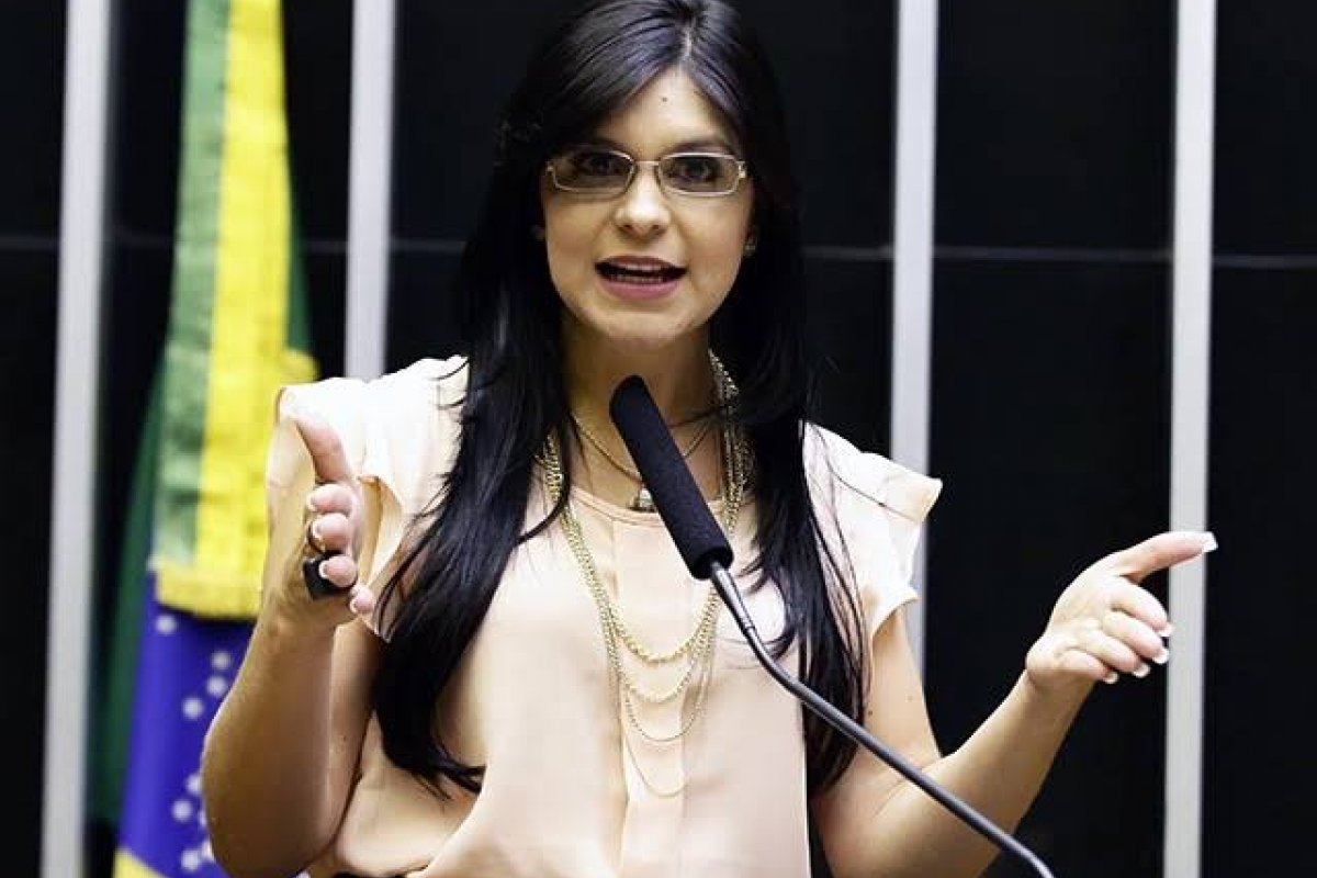 Dayane Pimentel usa mais de R$ 70 mil para instalar placas publicitárias