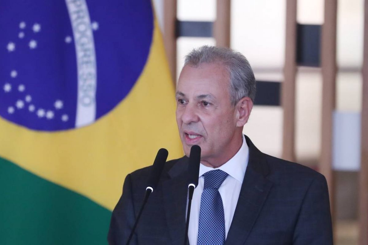 Para conter gasolina, governo avalia 'colchão tributário' 