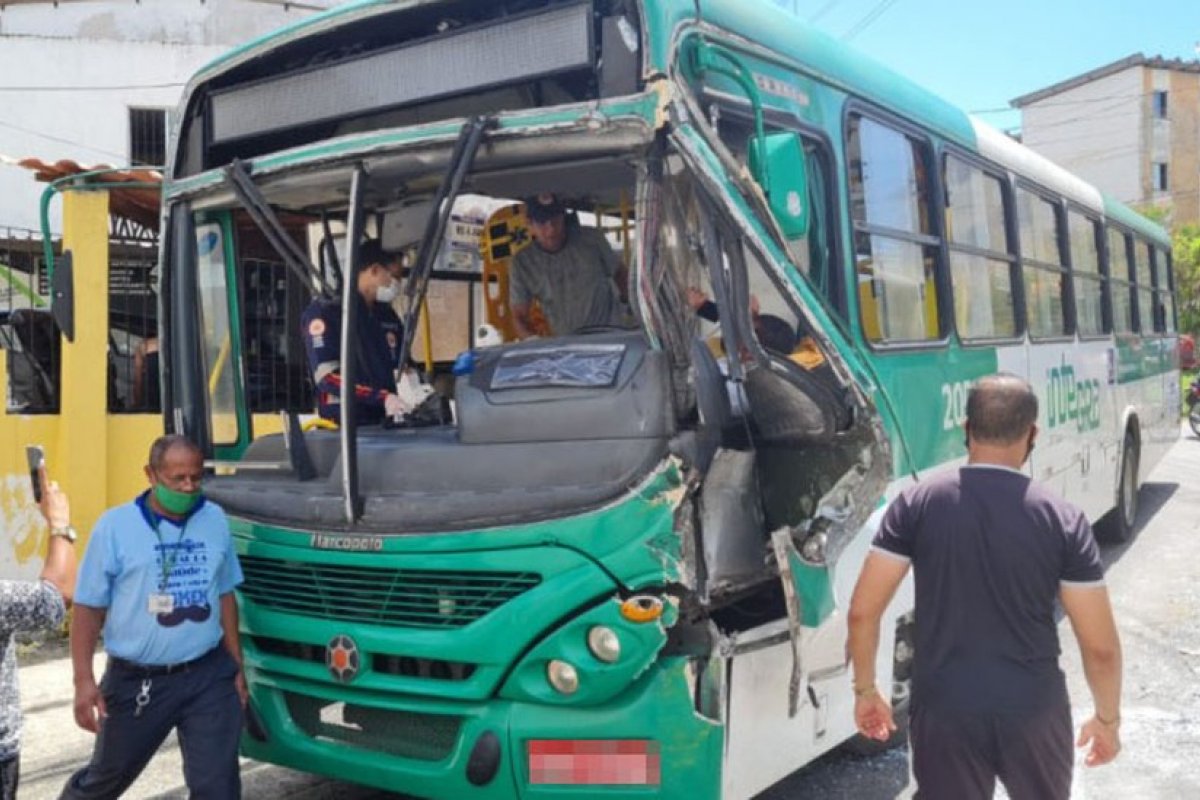Acidente envolvendo dois ônibus deixa feridos no bairro do Cabula, em Salvador