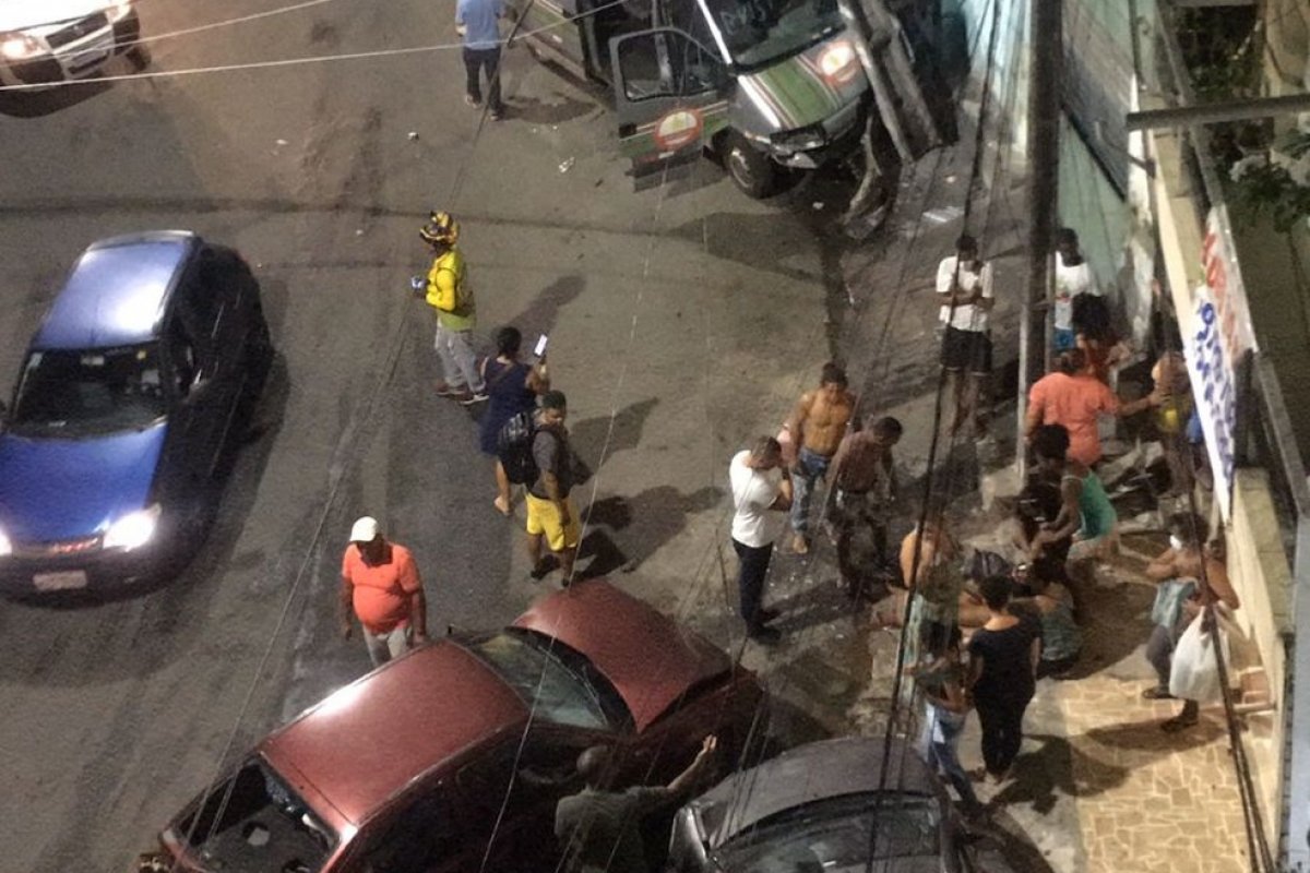 Van bate em poste e deixa feridos no bairro de Boa Vista de São Caetano, em Salvador